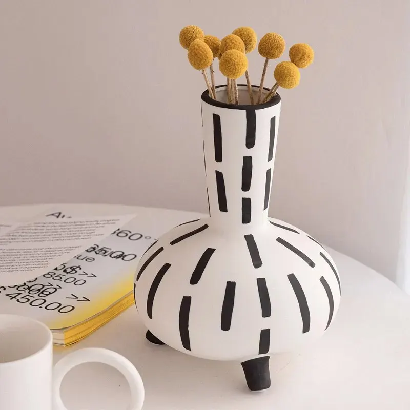 Original hand-painted vase black and white handmade retro art round belly line home accessories homestay decoration furnishings