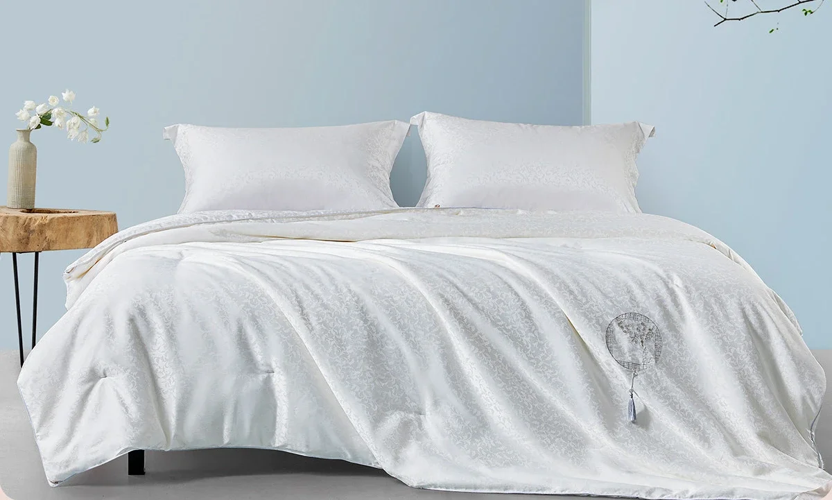 

Silk spring and autumn quilt Class A antibacterial household double quilt washable embroidered quilt core