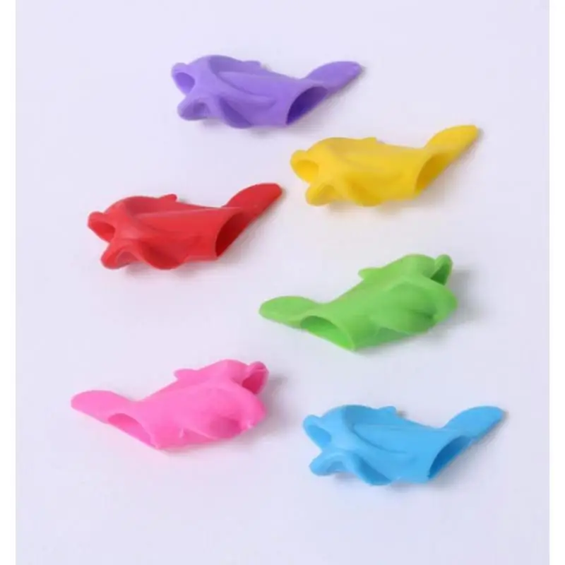 4 قطعة قبضة الكتابة الطلابية مصحح الأطفال هلام القلم قبضة أداة سحرية سمكة صغيرة سيليكون القلم كم لون عشوائي #2