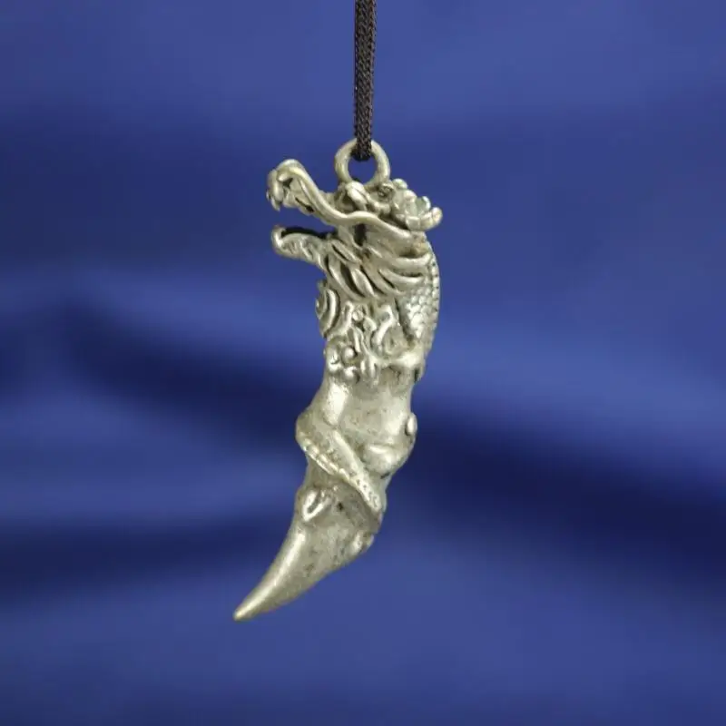 Chinese Old Tibet Silver Carved Dragon Lucky Amulets Necklaces Pendants