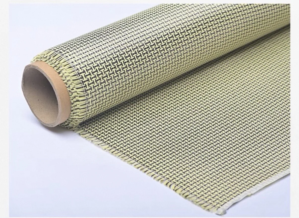 

1100D/3K 200gsm yellow Kevlar and carbon fiber blended fabric Piain blended carbon fiber Kevlar fabric 100cm * 100cm rolled up