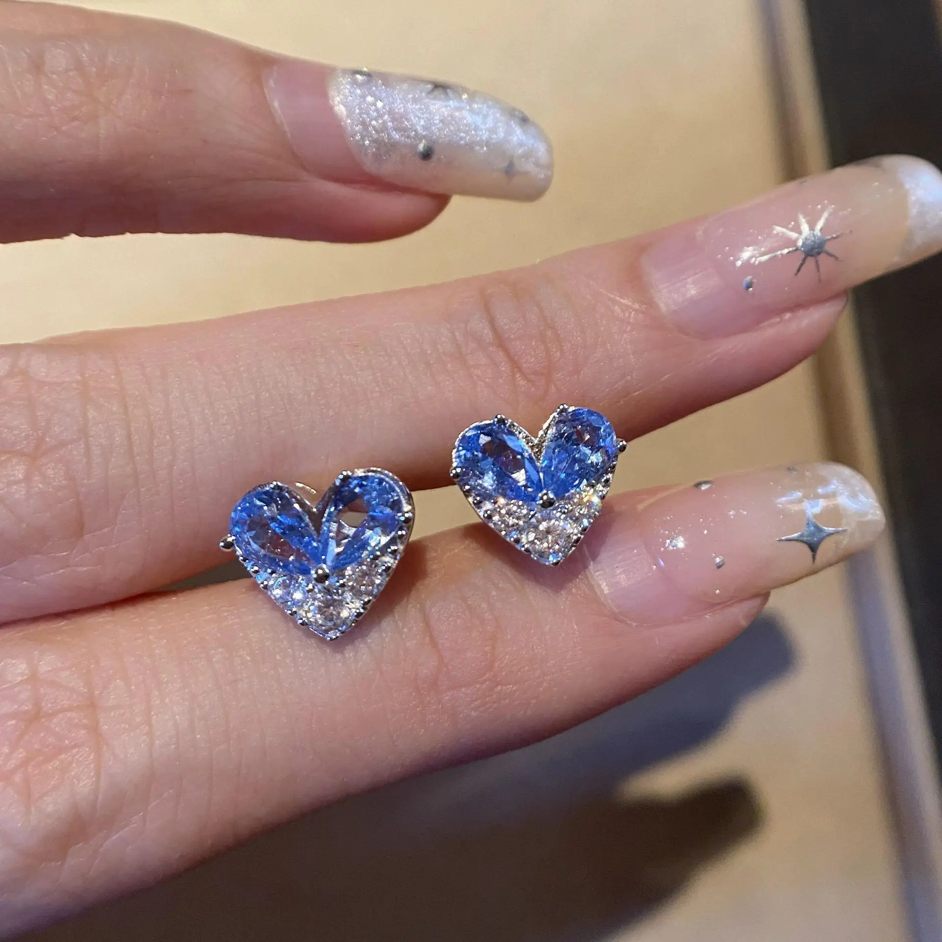 PT950 Blue Diamond Heart Earrings - Simple and Sophisticated, Elegant and Sweetly Cool, Small-Scale Fashionable Earrings