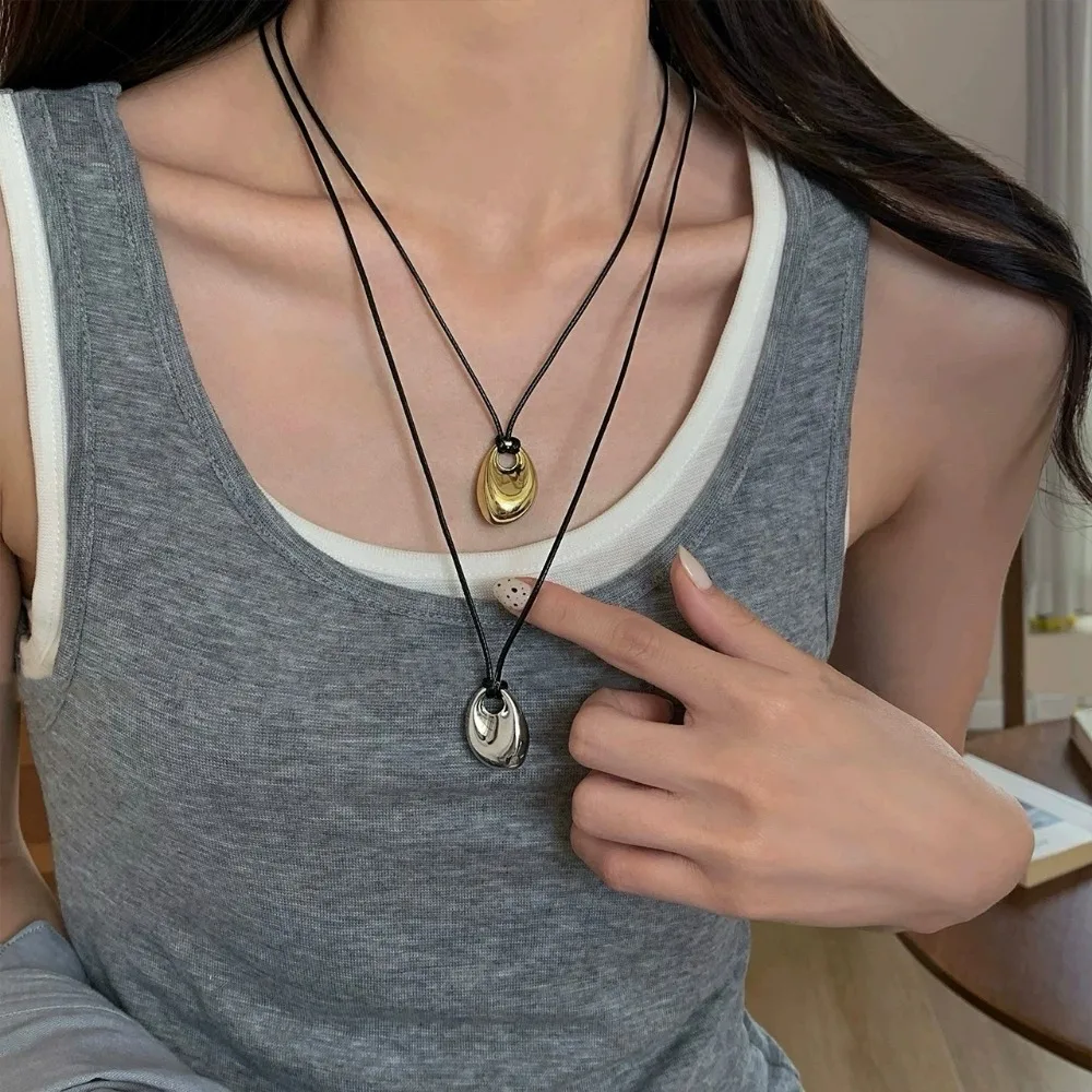 Neue schlichte Metall-Bohnen-Anhänger-Halsketten für Damen, verstellbare schwarze PU-Leder-Schlüsselbeinkette, täglicher Pullover-Schmuck-Accessoire
