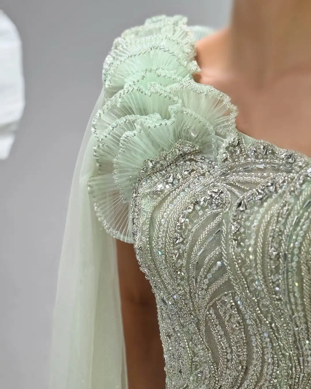 Ofherown Abiti da sera con volant monospalla a sirena di lusso con maniche a mantella verde salvia Abiti da festa di nozze Taglie forti personalizzati