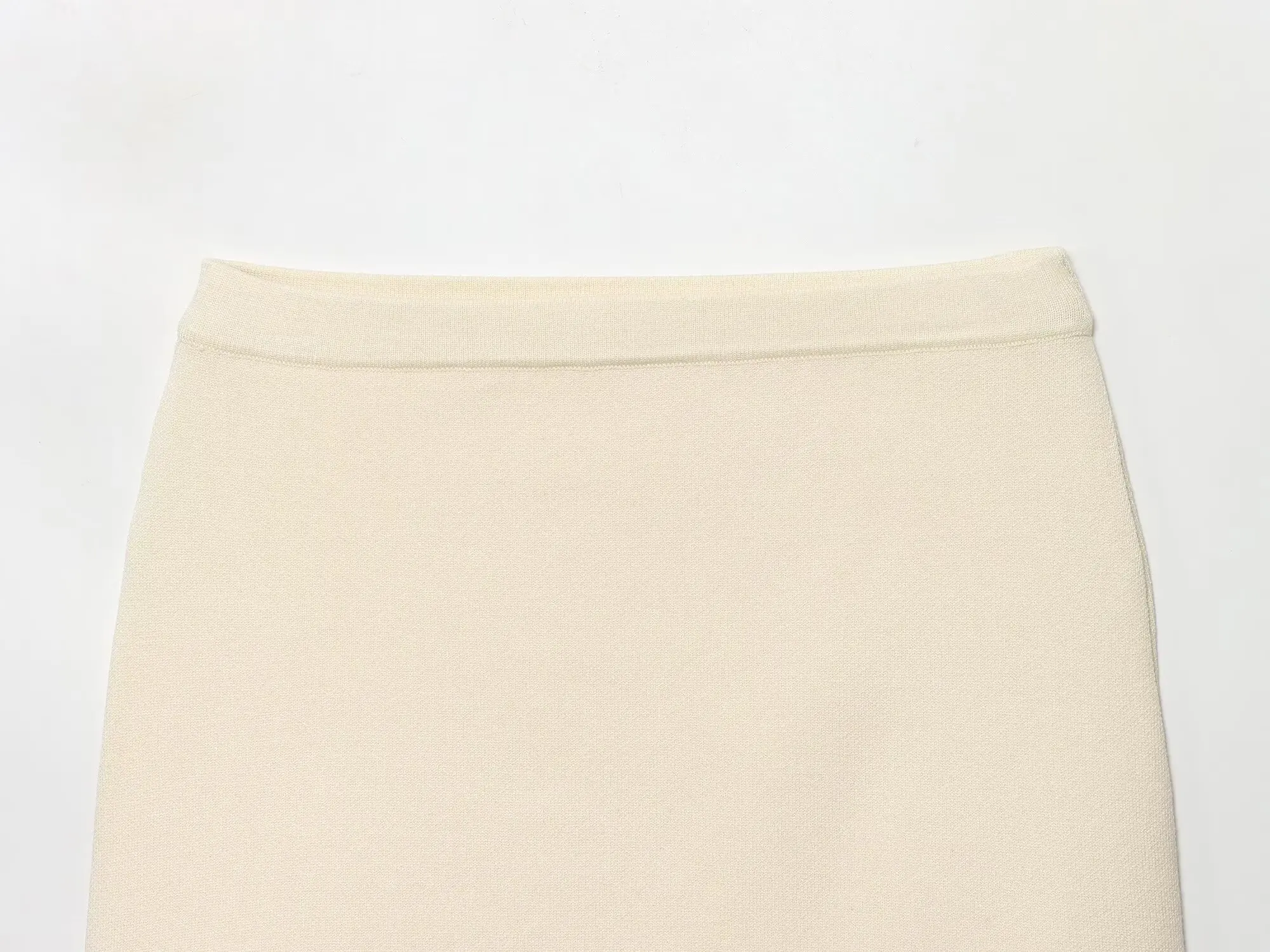 تنورة نسائية جديدة موديل 2025 باللون البيج مرنة عالية الخصر محبوكة تنورة صغيرة بإبرة مسطحة تنورة قصيرة أنيقة للخريف