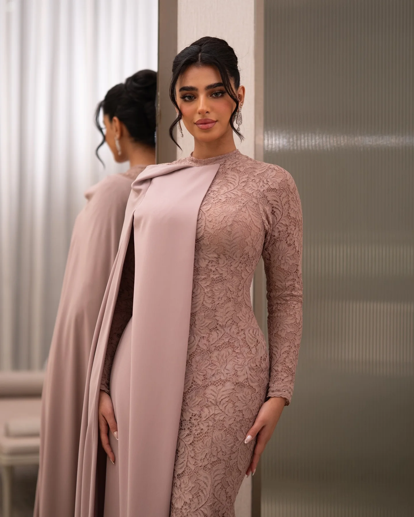 맞춤형 레이스 이브닝 드레스, 사이드 케이프, O넥, 긴팔, 머메이드 스타일, 비즈 장식, 아랍 두바이 스타일 이브닝 가운