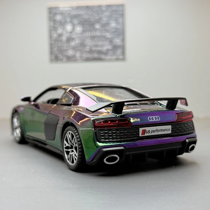 โมเดลรถสปอร์ต R8 ไดแคสต์ ขนาด 1:32 พร้อมเสียงและไฟ ของเล่นรถโลหะแบบดึงหลัง ของขวัญวันเกิดสำหรับเด็กผู้ชาย รถของเล่นเคลือบไฟฟ้า