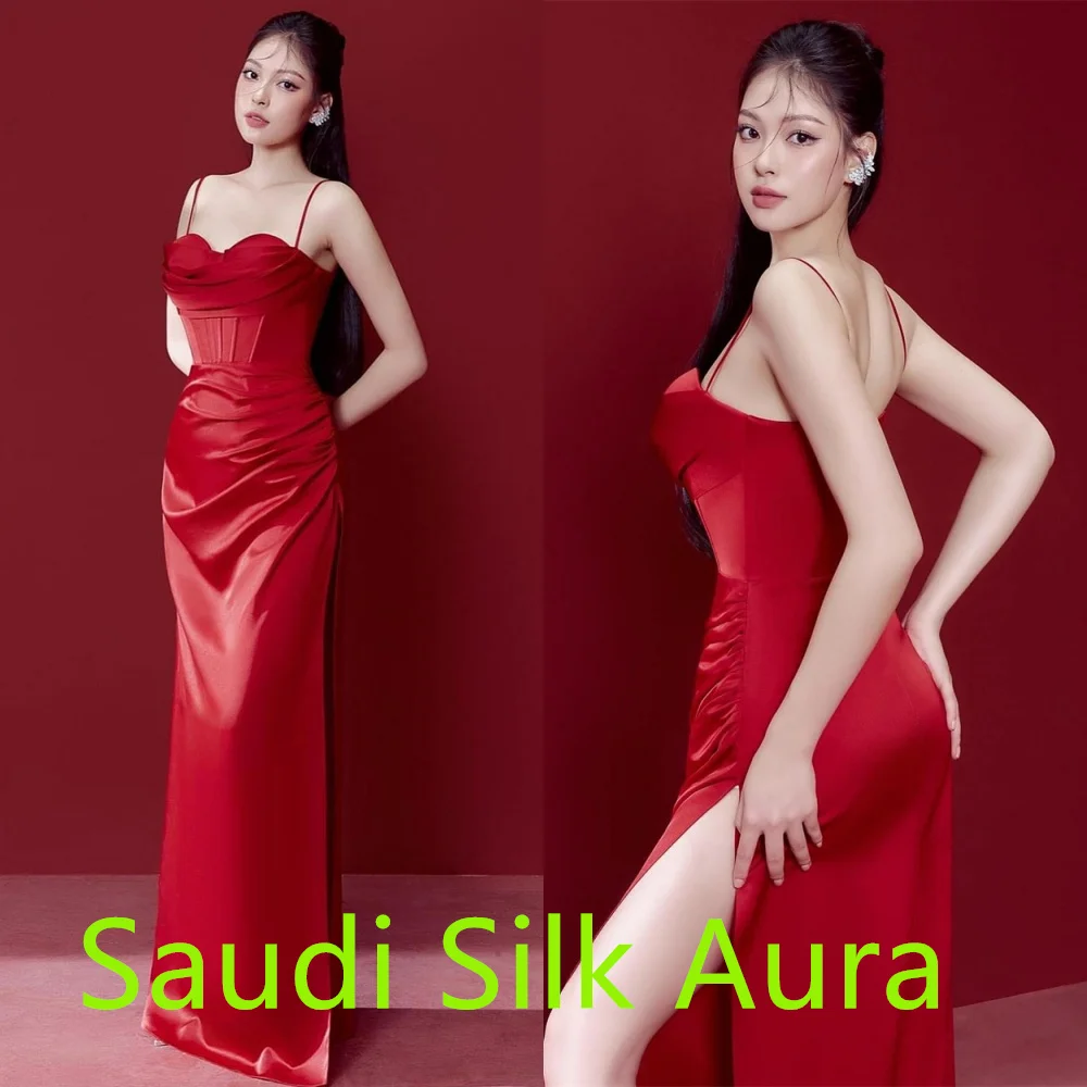 Vestidos de celebridades de satén rojo elegantes personalizados, alta calidad, sin tirantes, tirantes finos, sirena fruncida, cremallera trasera, bata de noche