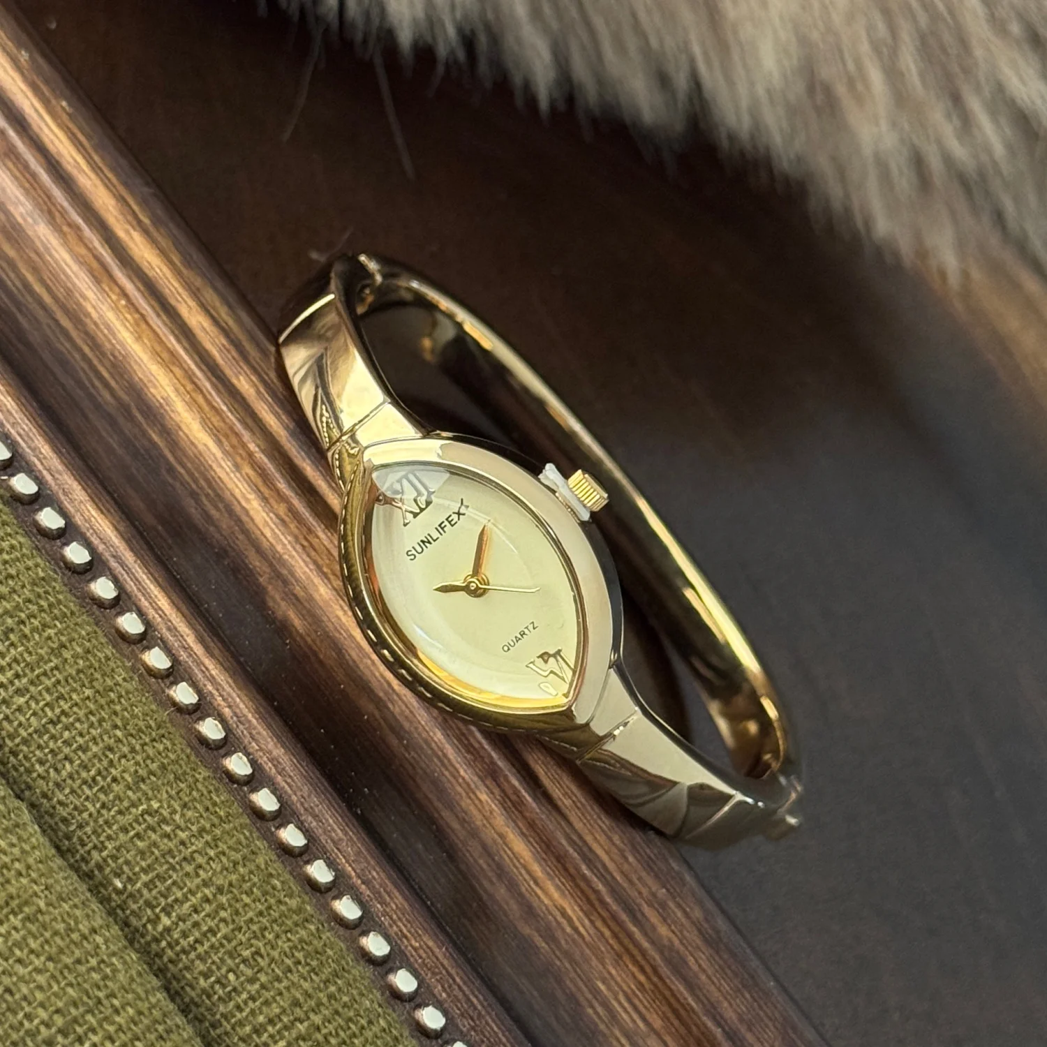 

SUNLIFEX New Arrival Irregular Dial Bangle Watch For Woman Exquisite High Quality Quartz Wristwatch Brand Watches Montre Femme