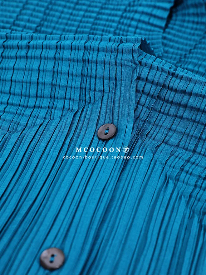 Miyake Plissierter Einreihiger Hemdmantel mit Stehkragen, Langarm-Cardigan, Designer-Luxuskleidung – Detail 8