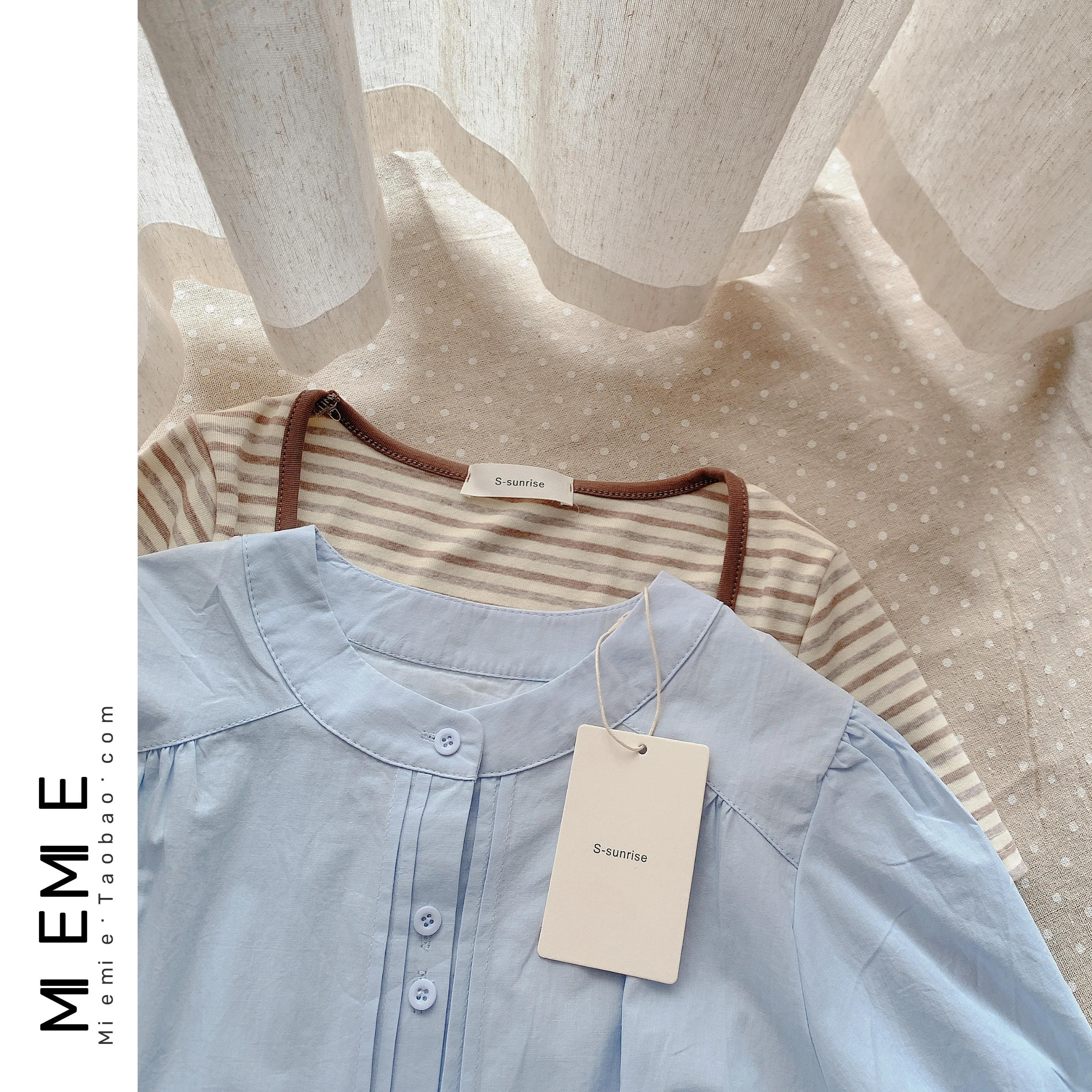 

Универсальное летнее платье-аккордеон с круглым вырезом, эластичными манжетами и двойной пуговицей, цвет нежно-голубой...