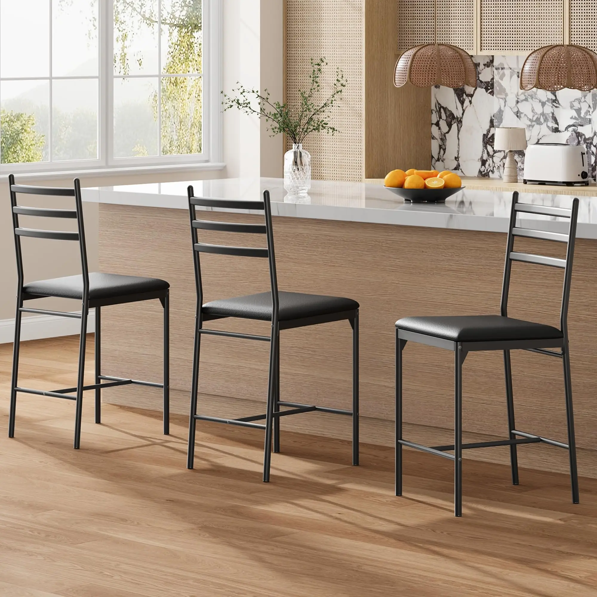 Moderne gepolsterte Barhocker-Set – Dickes Kunstlederkissen mit Leiterrücken, Metallrahmen-Akzenten, bequeme Sitzgelegenheiten in Thekenhöhe für Kücheninsel, Bartheke, Esszimmer, 2er-Set/4er-Set ﻿