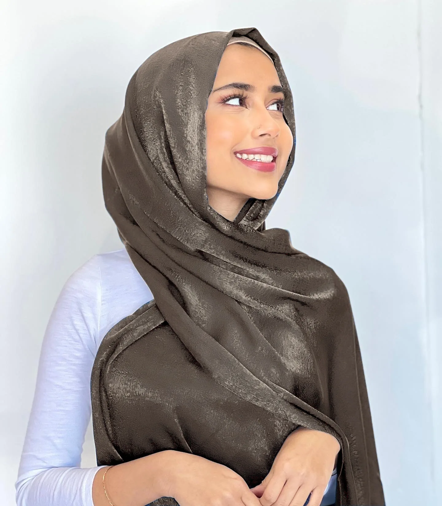 ผ้าคลุมศีรษะฮิญาบกำมะหยี่พรีเมียมสำหรับผู้หญิง ผ้าคลุมไหล่เนื้อนุ่มเรียบหรูสำหรับผู้หญิงมุสลิม ฮิญาบแบบผ้าโพกหัว สไตล์ผู้หญิงสุดชิค ผ้าคลุมศีรษะสำหรับเดือนรอมฎอน