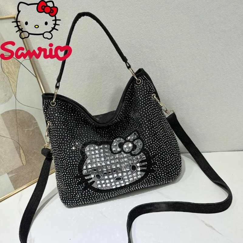 

Hello Kitty 2026 Новая женская сумка, модная высококачественная джинсовая сумка с бриллиантами, универсальная женская сумка для покупок и хранения вещей с мультяшным принтом