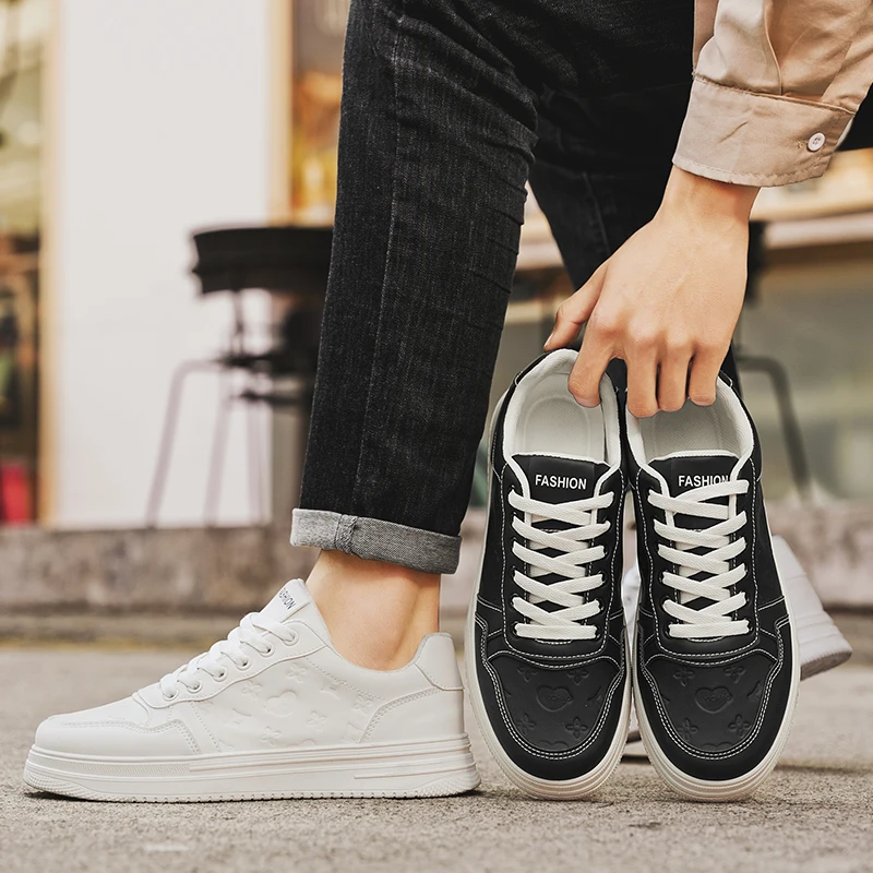 أحذية رياضية صيفية جديدة للطلاب قابلة للتنفس لعام 2025 هي أحذية رياضية بيضاء مضادة للانزلاق وعصرية ومتعددة الاستخدامات وغير رسمية