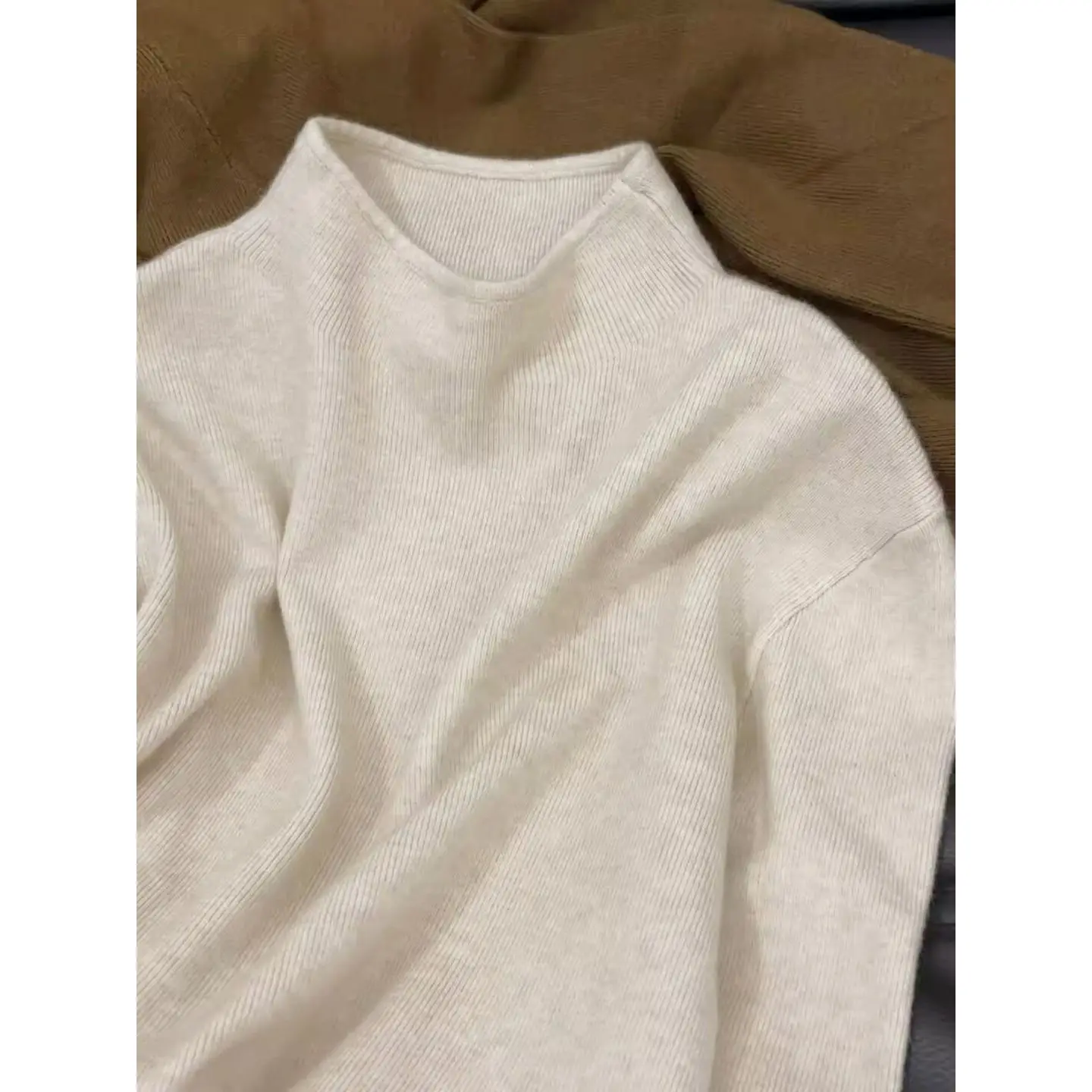 柔らかく快適な女性の長袖ハーフハイネックニットベースシャツ痩身ファッショナブルな秋冬インナーウェアTシャツトップ