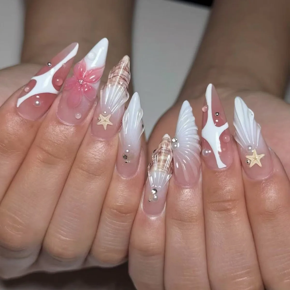 

24Pcs Long French Almond Press on Fake Nails 3D Flower Starfish Pearl Design False Nails White Gradient Detachable Manicure Tips