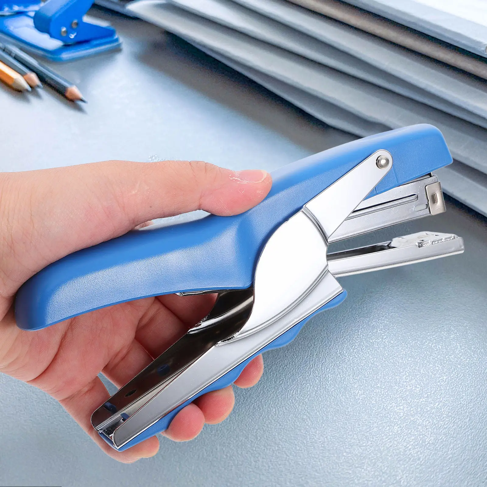 

Ручной степлер синего цвета, многофункциональный, эргономичный дизайн, для офиса, школы, дома, удобный инструмент для сшивания, настольный аксессуар