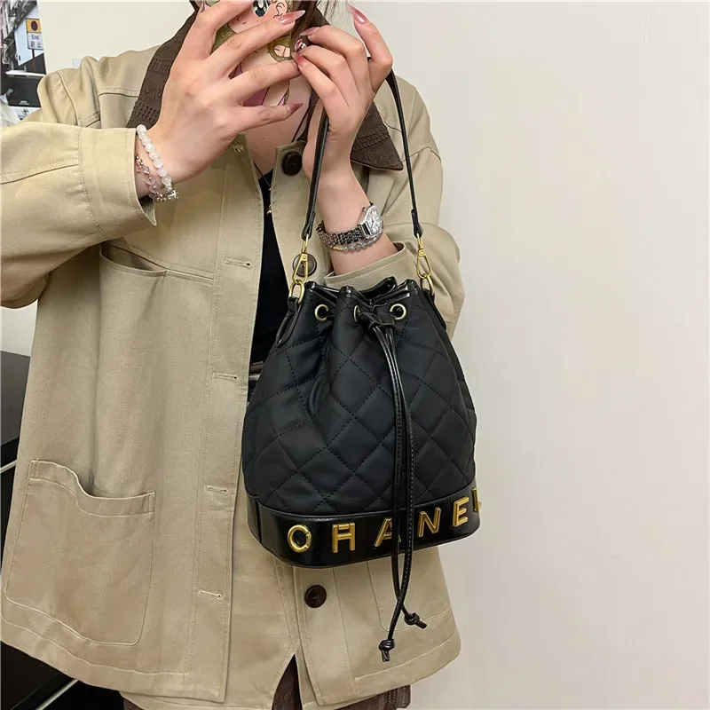 

2025 Autumn Winter New Women's Retro Embroidered Portable Bucket Bag High-End Shoulder Messenger Bag