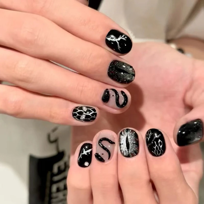10 قطع/مجموعة أظافر صناعية قصيرة مستديرة بتأثير عين القط اللامع، أظافر فنية بتصميم ثعبان أسود أنيق، مزينة بأحجار الراين ونمط خطوط فضية، مانيكير مميز