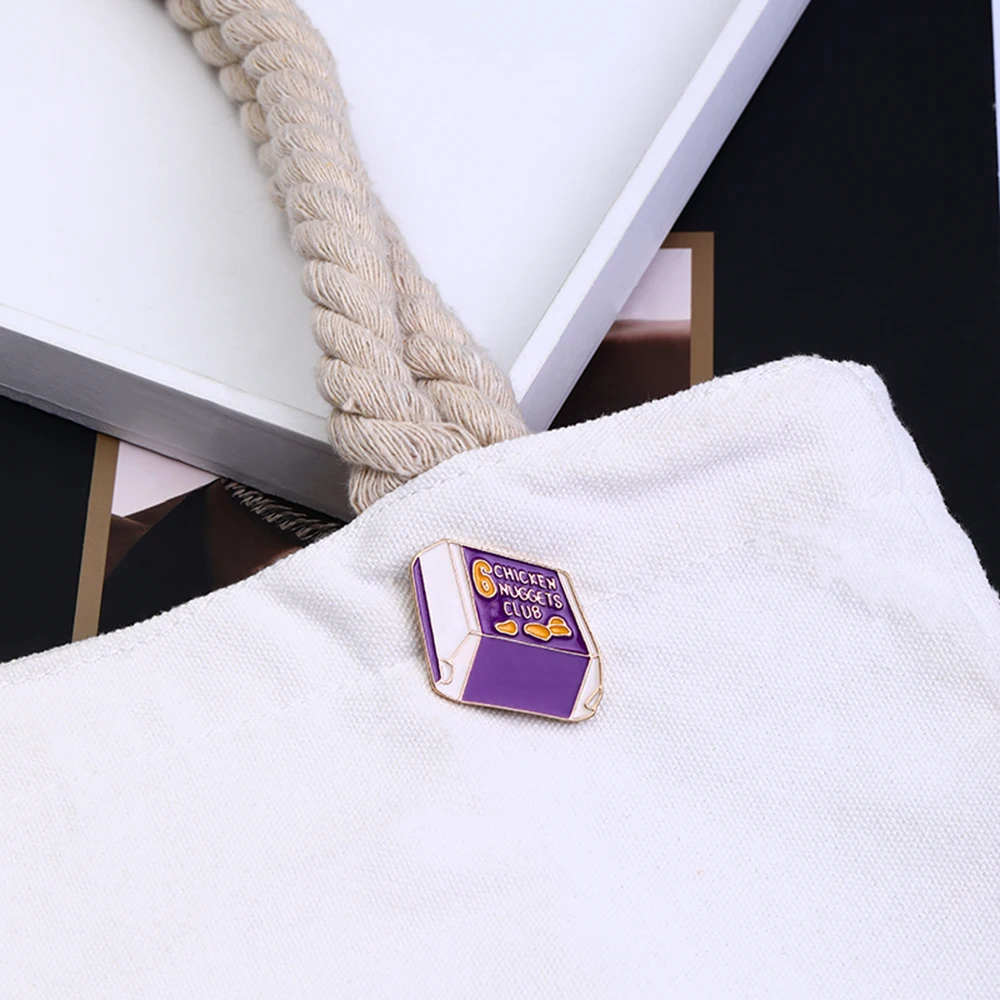 Broszki klubowe z kurczaka pudełko na żywność przypinki na klapę dziewczynki białe fioletowe żółte kolory emaliowana przypinka dla kobiet biżuteria męska