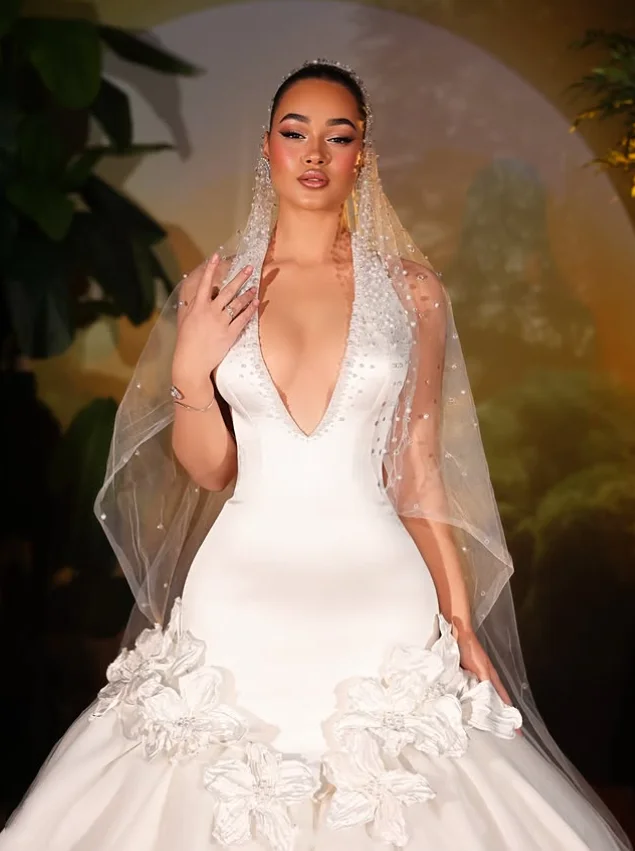 Gorgeous White Reign Arabian Bridal Dresses Strapless V-Neck Handmade Applique Hip Pleated Floor Length Customised Wedding Dress