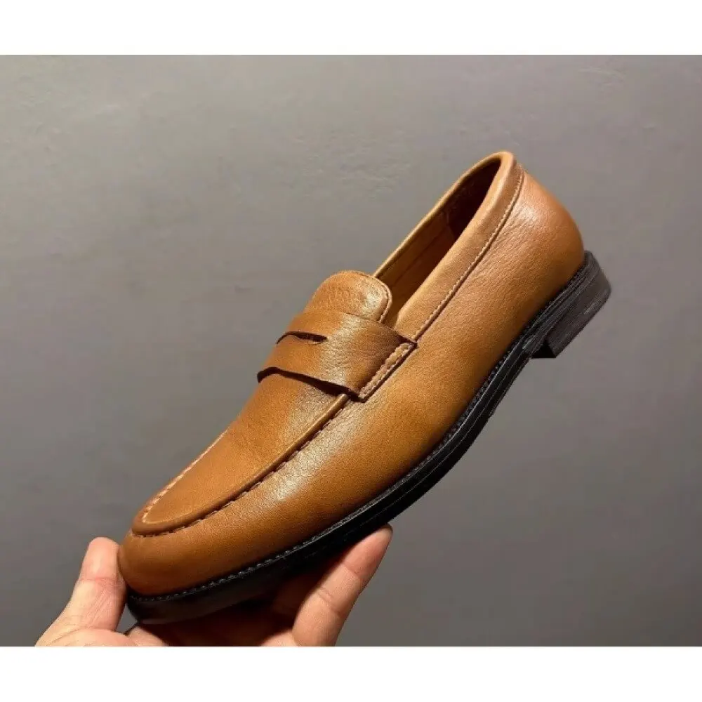 

Роскошные кожаные лоферы из коньячной кожи – нежные, как масло, для повседневного комфорта и элегантности в стиле кэжуал.