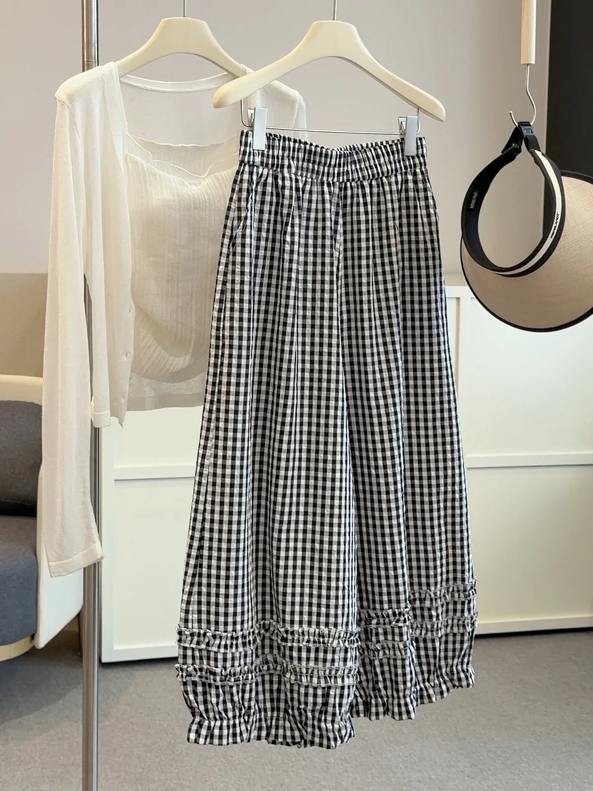 

Vintage Black White Gingham Loose Bloomers Pants Elastic Waist Ruffled Hem Casual Summer Wide Leg Culottes Ankle-length Pants