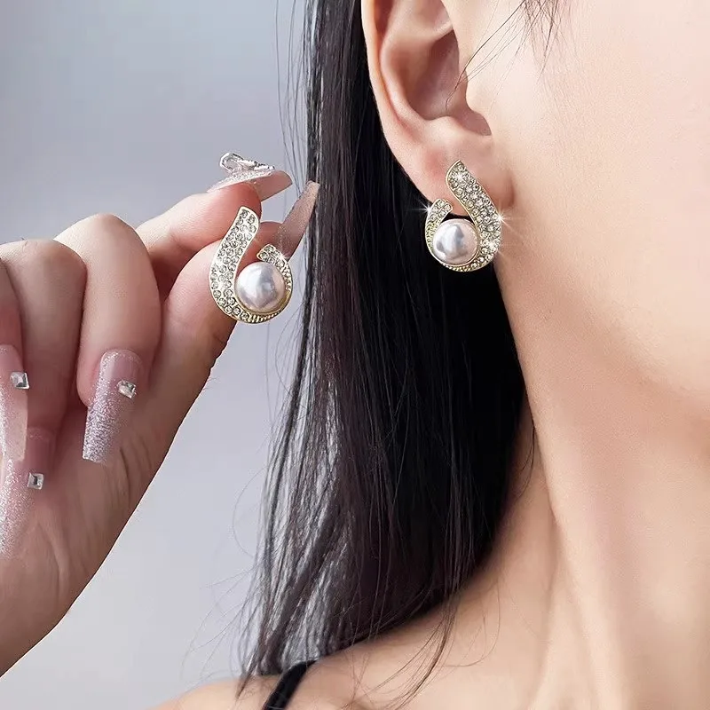 

Minimally luxurious imitation pearl earrings with natural style earrings and anti allergic ear studs are meaningful gifts