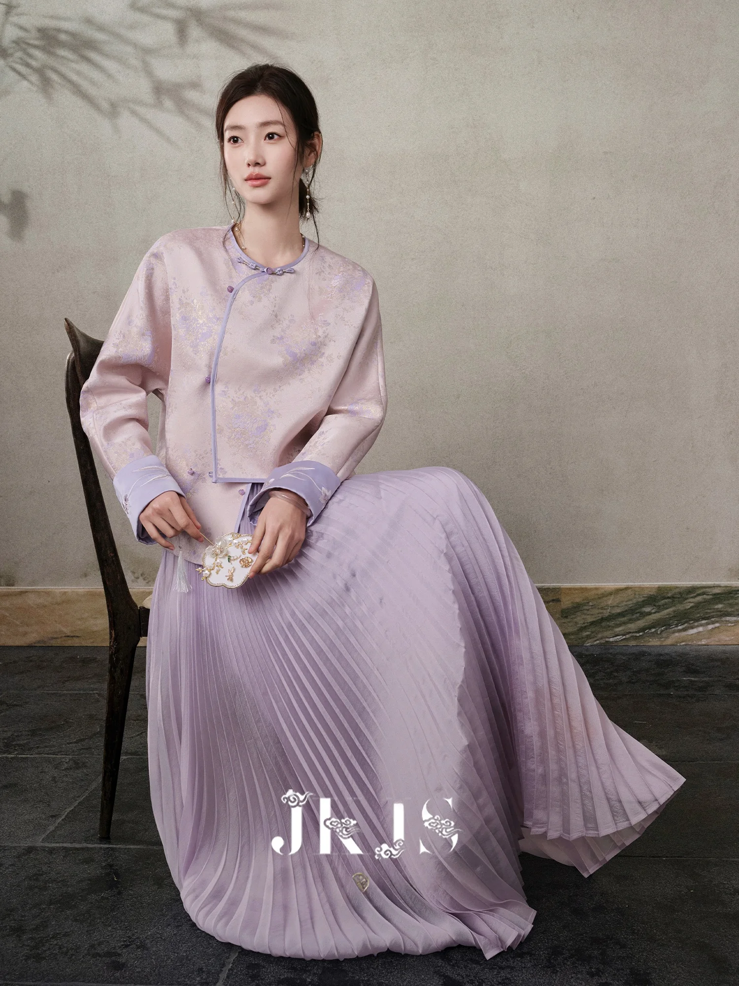 

New Chinese Sle Women's Jaet Color Blo Embroidery Gold Silk Tead Design Sense Small ence High Sense Button up Top