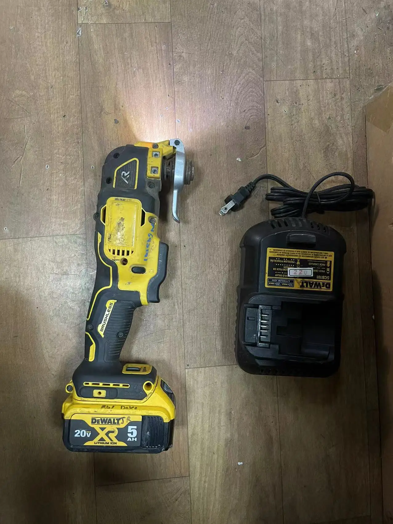 DEWALT 18V DCS356 Brushless Oscillating Multi Tool ,SECOND HAND ,WITH 5AMP BATTERY AND CHARGER