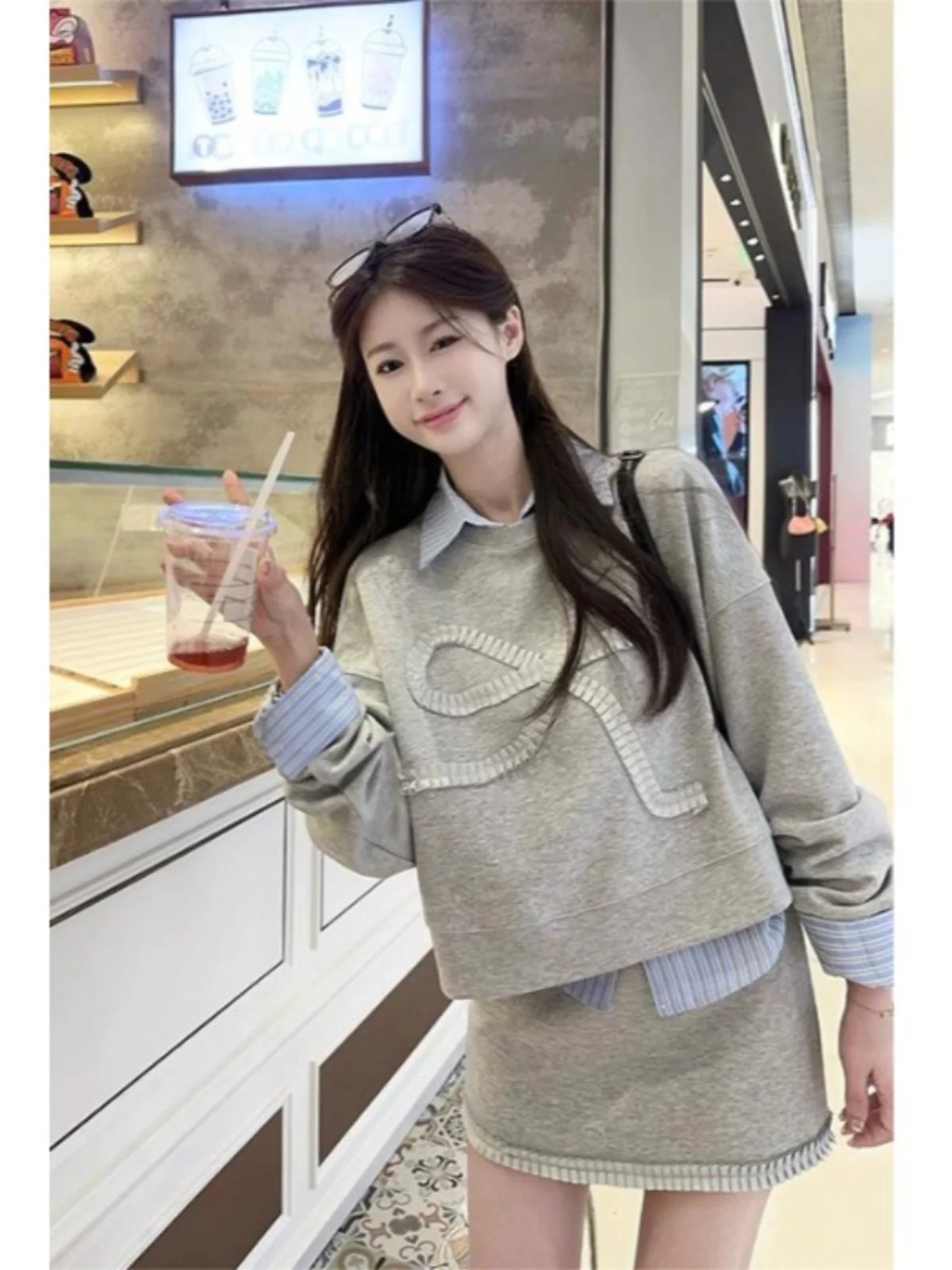 

Новый китайский/корейский модный комплект из трех предметов: свитшот, длинная юбка и футболка, для повседневной носки, из полиэстера.