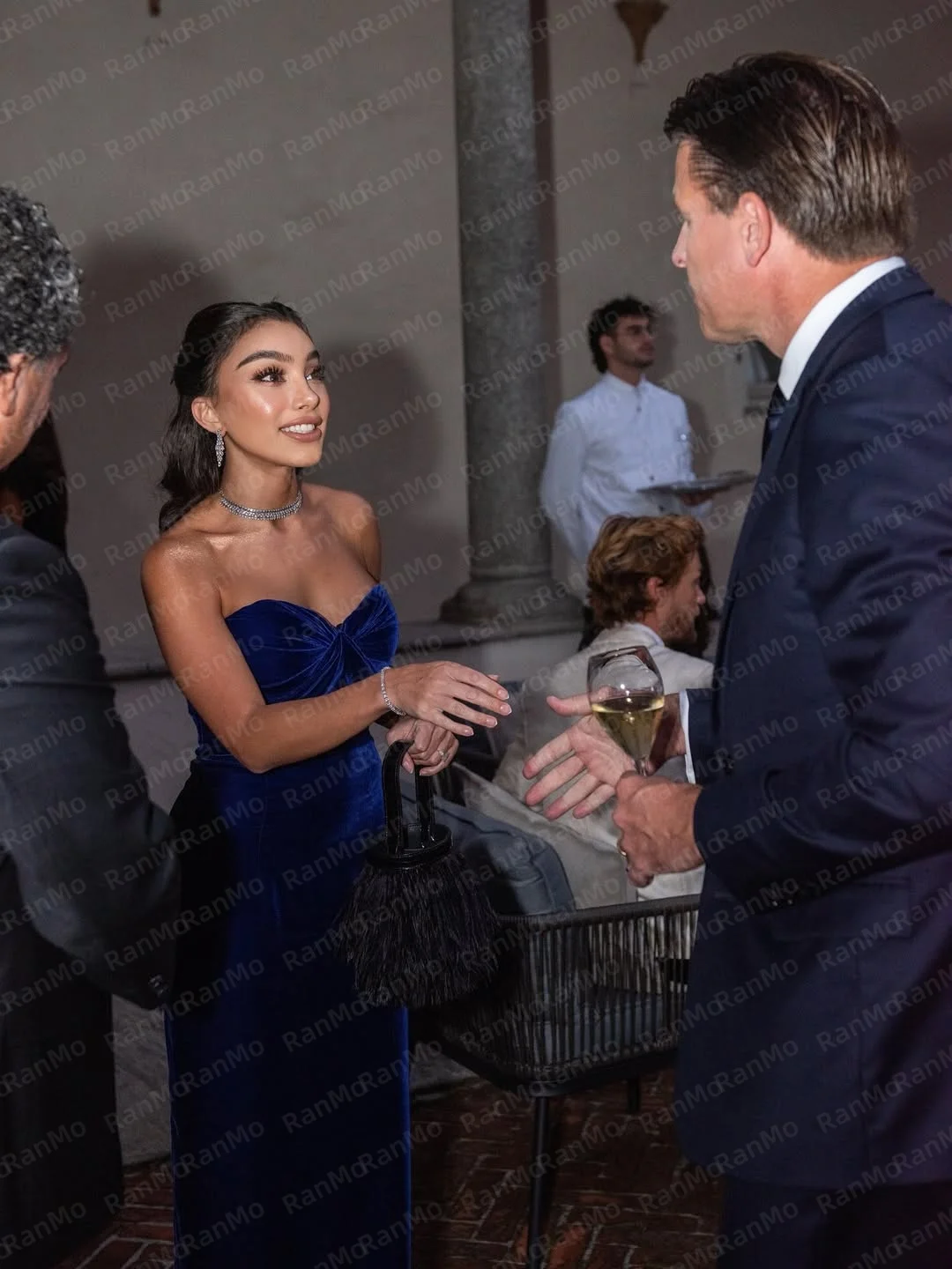 Sukienki wieczorowe Ranmo Customized 2026, proste, aksamitne, w stylu syreny, z dekoltem w serduszko, krzyżowane, bez rękawów, na koktajl, studniówkę.