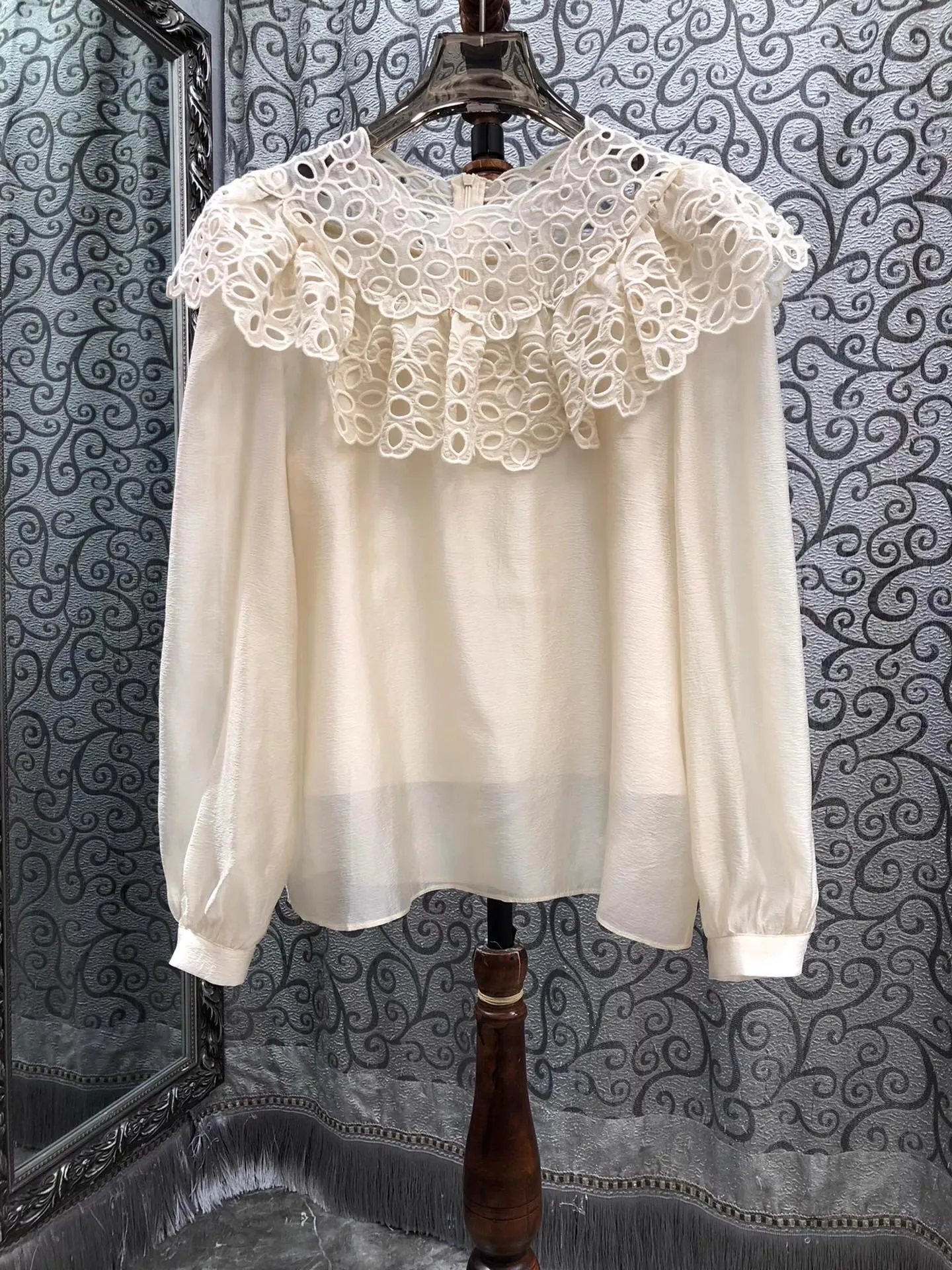 بلايز موضة جديدة بلوزة مصممة قمصان 2026 ربيع المرأة الجوف خارج التطريز كم طويل المشمش البني الأحمر بلايز Blusas الإناث