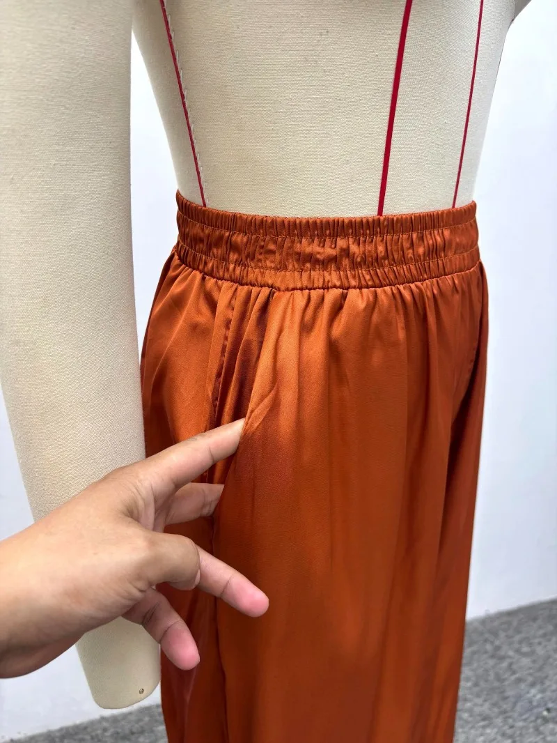 Afrikanisches Damen-Satin-Zweiteiler-Set: Elegantes, einfarbiges Party-Outfit mit Neckholder-Oberteil, asymmetrischer Spitze und weiter Hose – Detail 7