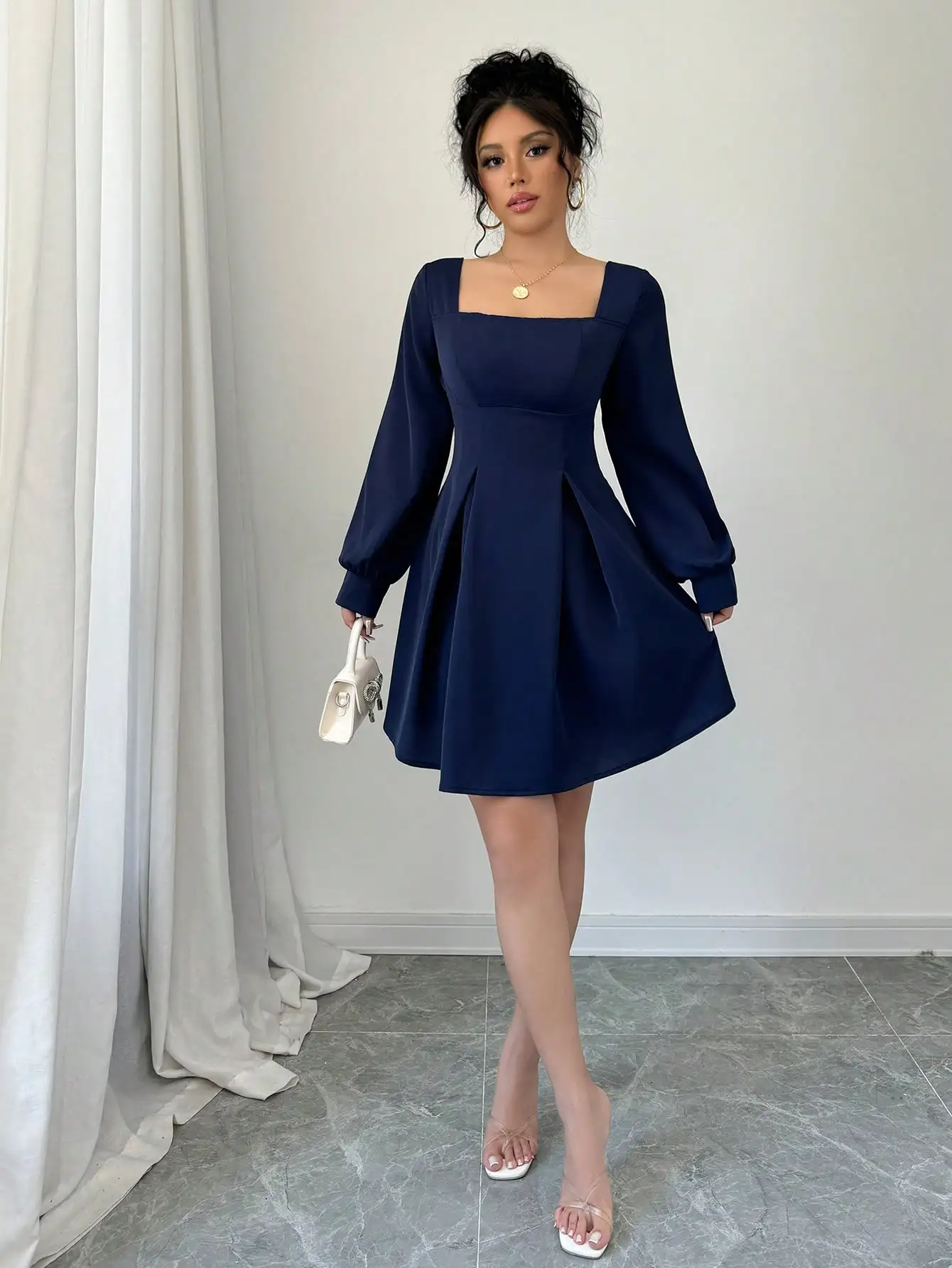 

С квадратным воротником и прилегающим талией, демонстрирующим тонким и тонким А-силуэта. Новое осеннее трансграничное внешнеторговое платье с длинными рукавами.