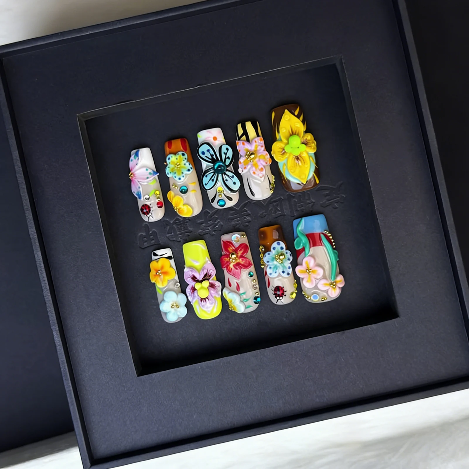 

Накладные ногти с длинным дизайном для весенне-летнего сезона: стильный и долговечный маникюрный набор