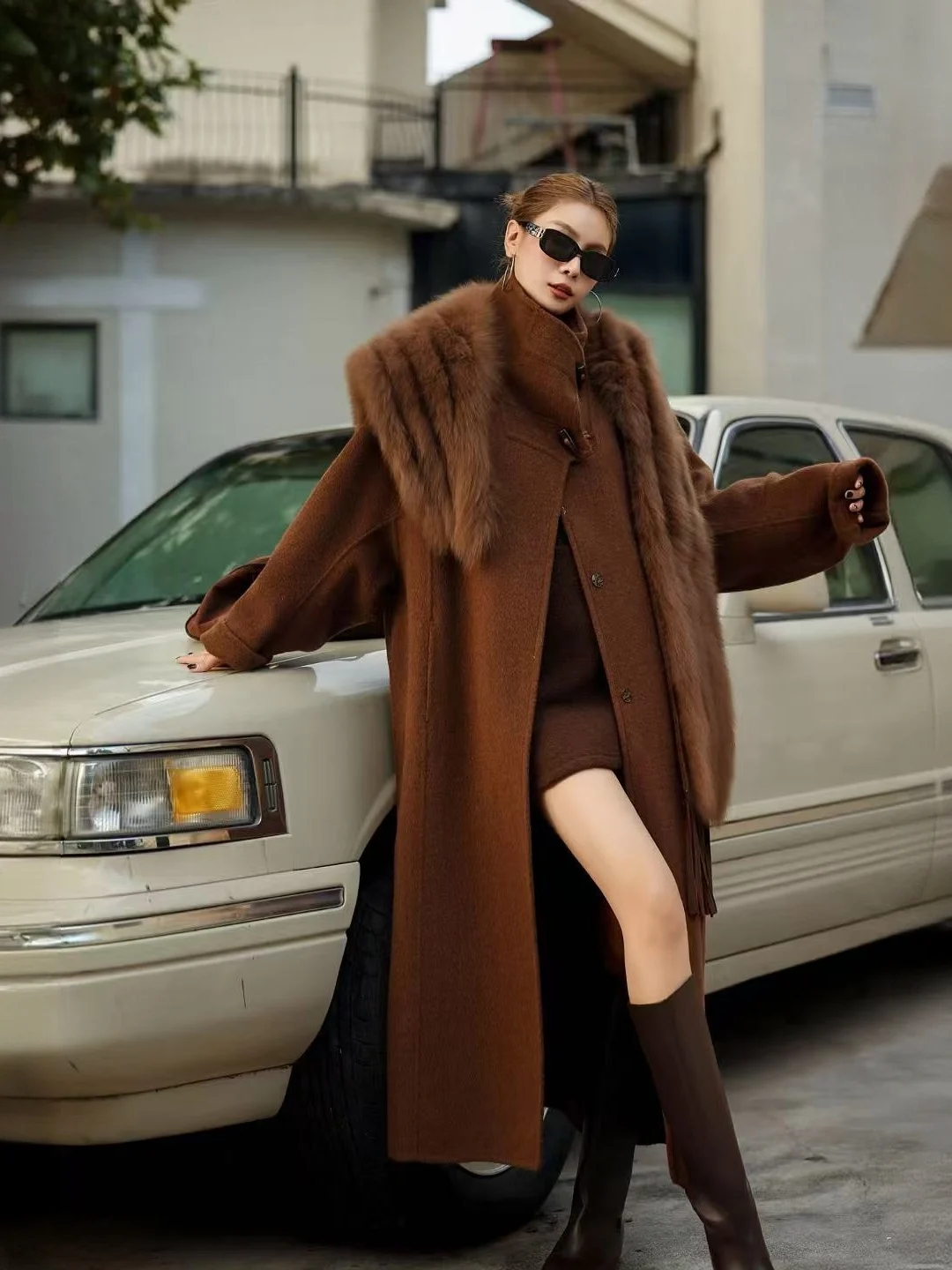 レディース 2025 秋冬新作 ダブルフェイス カシミヤコート |   オーバーサイズのフォックスファーカラー、ワイドラペル、膝丈のウール製アウターウェア