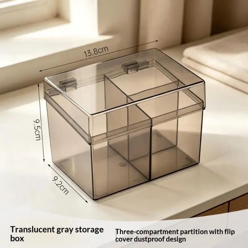 Transparenter Kunststoff-Aufbewahrungsorganizer mit 3 Fächern und staubdichten Klappdeckeln für die Aufbewahrung von Wattestäbchen, Haaraccessoires und kleinen Gegenständen im Badezimmer. – Detail 13