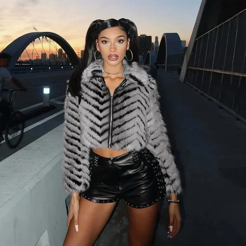 

Европейская и американская осенне-зимняя новая женская одежда 2025 года, модная темпераментная полосатая куртка с лацканами на молнии, меховое пальто, меховой топ