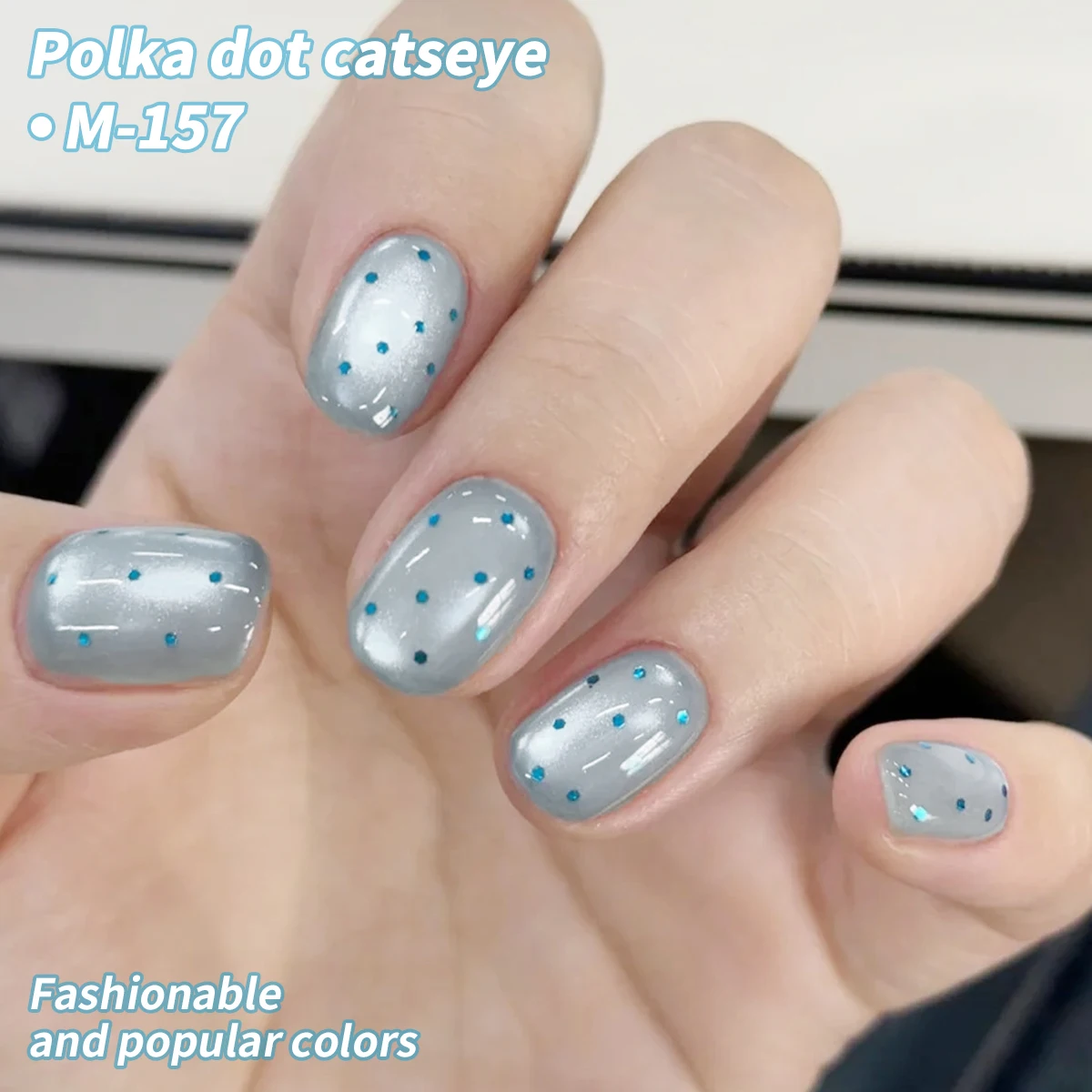 M157--超明るいブルードットキャットアイネイルジェル、人気のファッションサロンキャットアイネイルアート、光沢のある光沢、まばゆいキャットアイ。