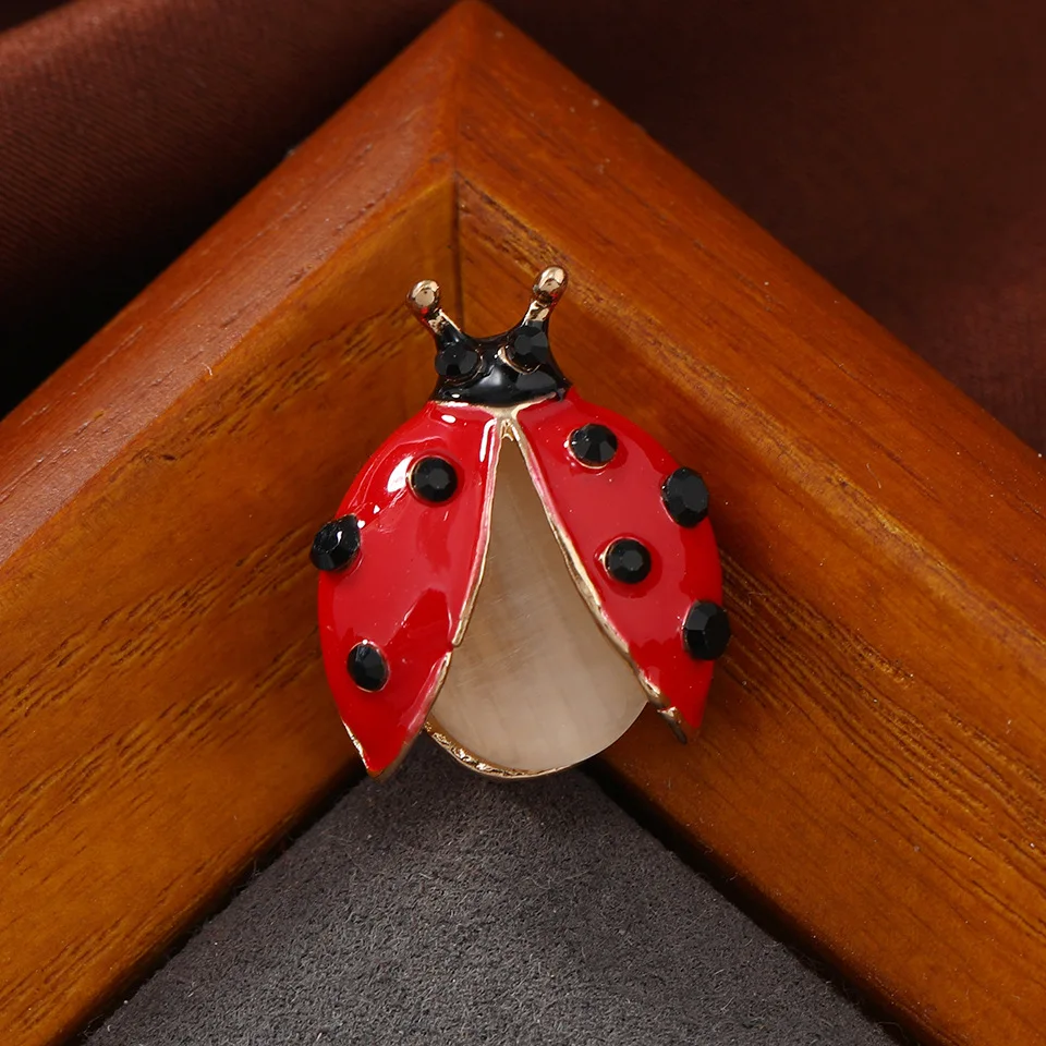Summer Rural Style Enamel Seven Spotted Ladybug Red Green Brooches For Unisex Trendy Rhinestone Pins Jewelry Gifts Party Office
