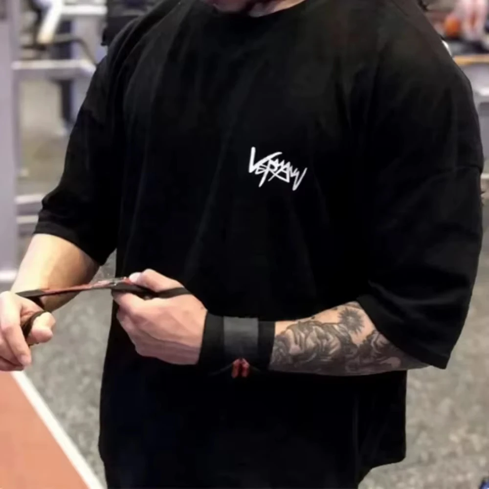 2026 Summer Men Gym Workout Cotton Graphic T‑Shirt Chest Graffiti Signature Print Oversized Fitness Cotton Short Sleeve Tee