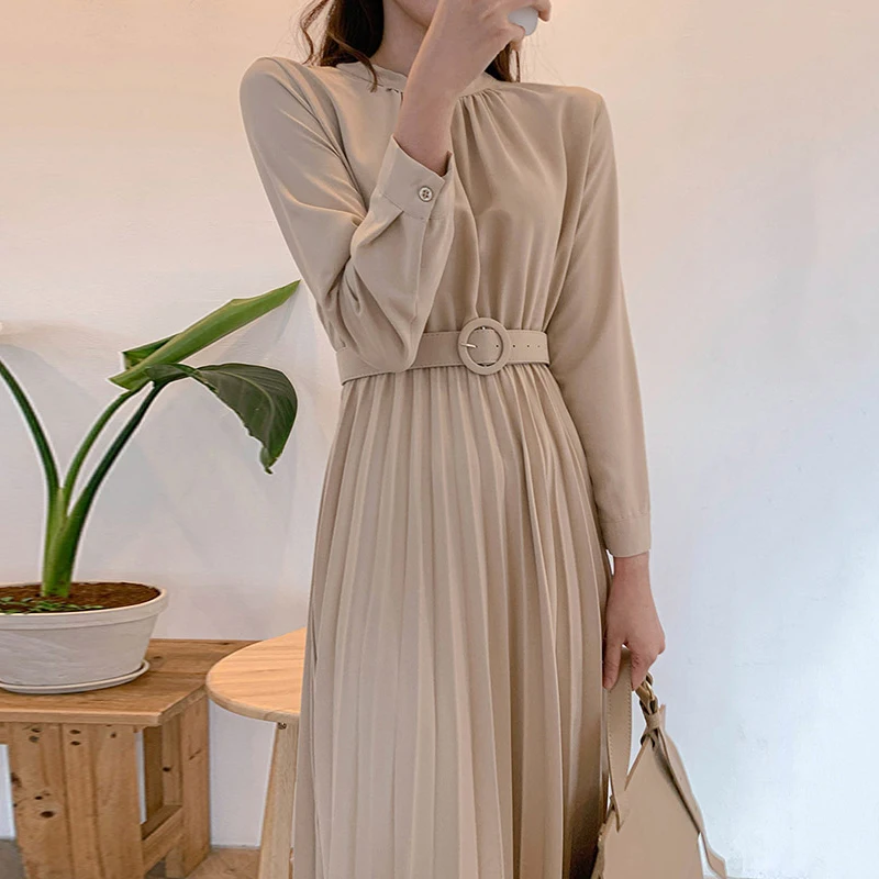 Elegancka, jesienno-zimowa spódnica midi z plisowanym, podkreślonym pasem, z paskiem, idealna do pracy.