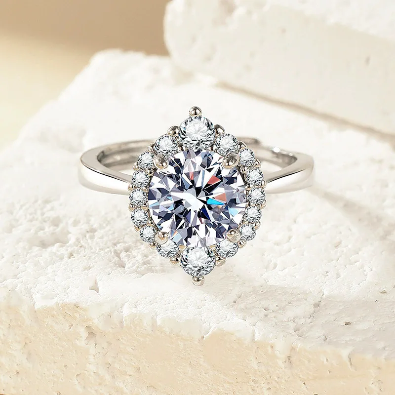 Princess TK's best-selling product is featured in a live stream on Douyin. It's a 2-carat moissanite women's ring.