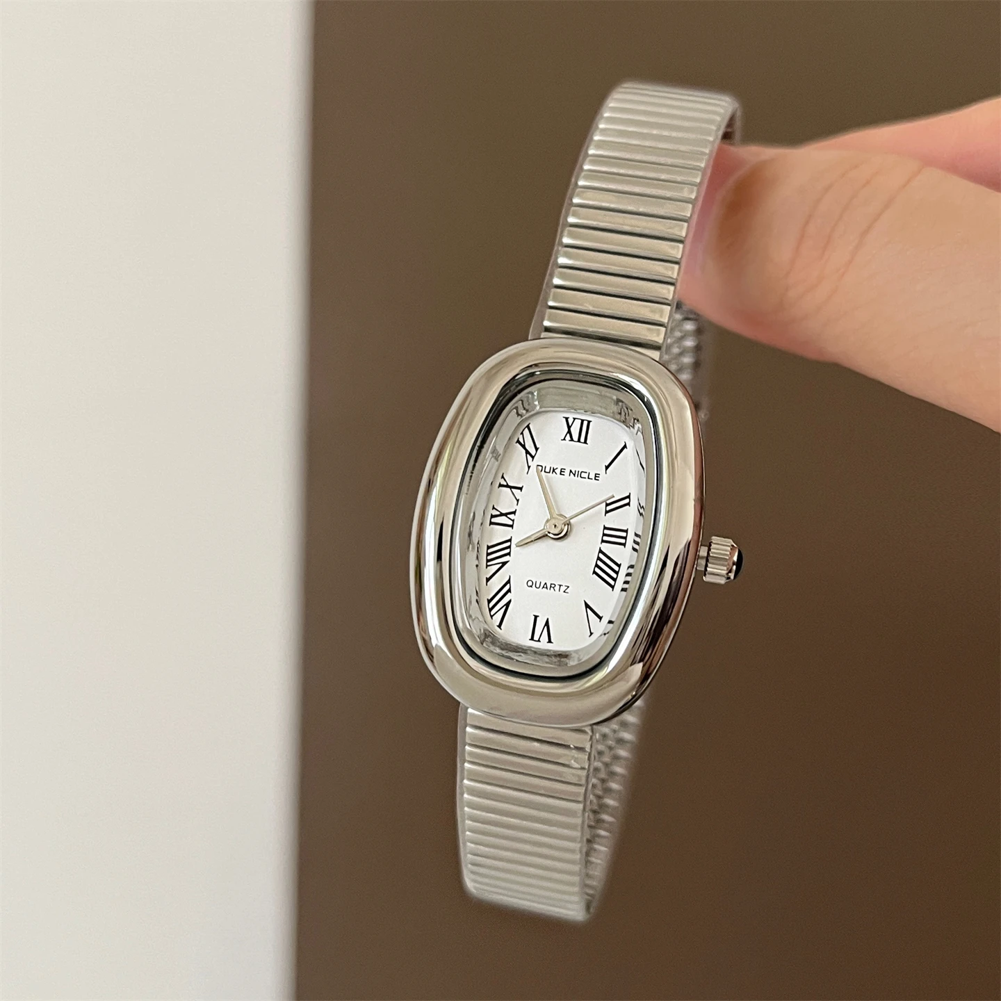 Exquisite Small Oval Bracelet Watch For Women, Simple And Elegant, High-End Fashion Chain Watch, Stylish Quartz Wristwatch.