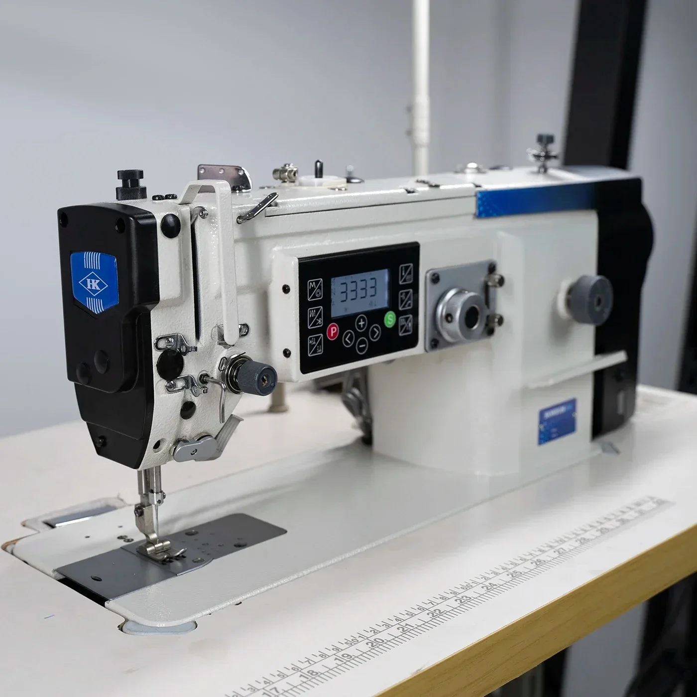 HK-1530-D4 Computerized automatic foot lift up high-speed zigzag sewing machine for thick fabric HOT SALES