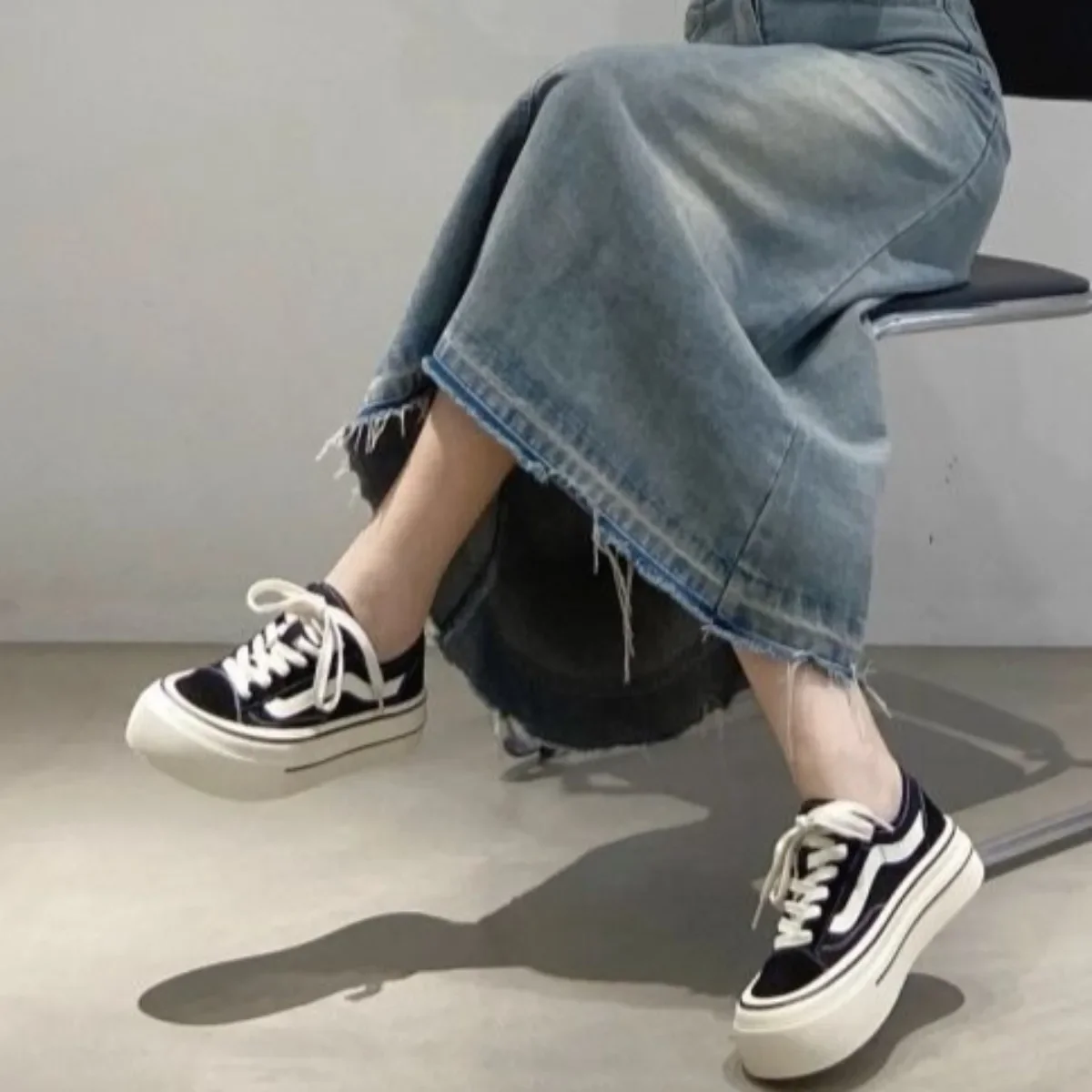 أحذية رياضية نسائية جديدة ذات نعل سميك، تصميم رفع داخلي، أحذية كاجوال مكتنزة قابلة للتنفس للارتداء اليومي في جميع الفصول