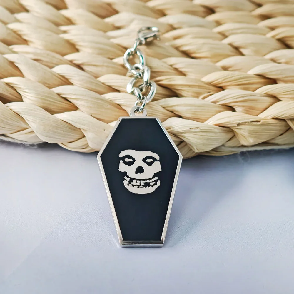 Wir sind 138 Sargförmige Doppelseitige Emaille-Schlüsselanhänger, Misfits Totenkopf-Anhänger, Punk-Rock-Horror-Fans Taschenanhänger, Schmuckgeschenk – Detail 7