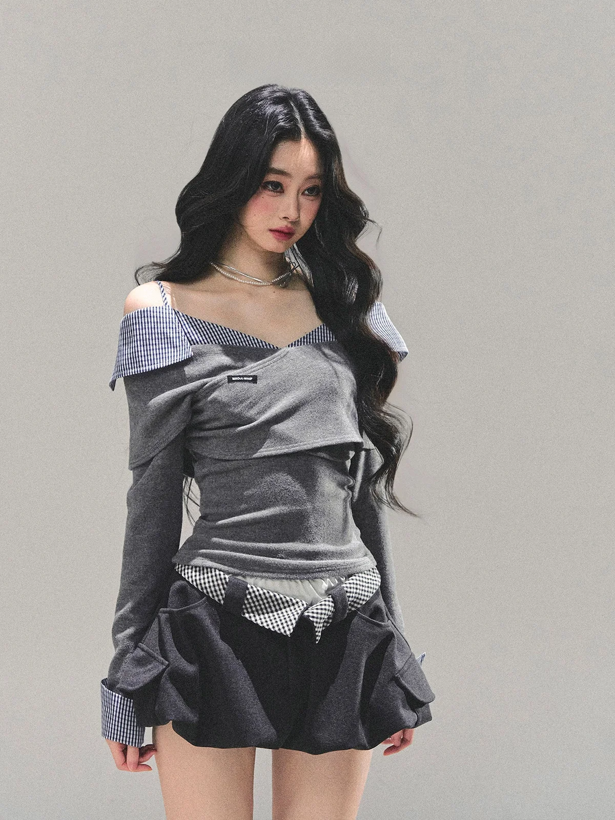 

Женская приталенная футболка AOMALM в клетку с длинным рукавом, с зауженной талией и дизайном с открытыми плечами, в американском стиле, для осени